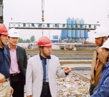      圖為學(xué)院畢業(yè)生韋世國(guó)副局長(zhǎng)（左一）、學(xué)院畢業(yè)生九泰公司 總經(jīng)理關(guān)和平（中）在施工現(xiàn)場(chǎng)